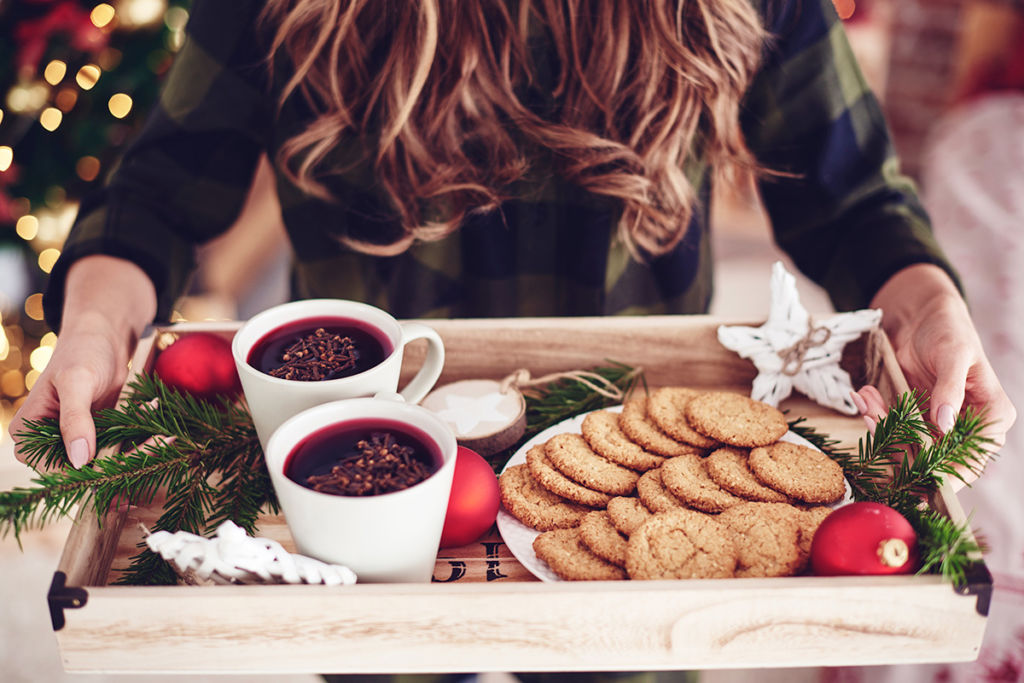 Dame bringt Glühwein und Kekse